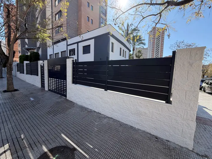 Adosados en Benidorm — фасад и ограждение
